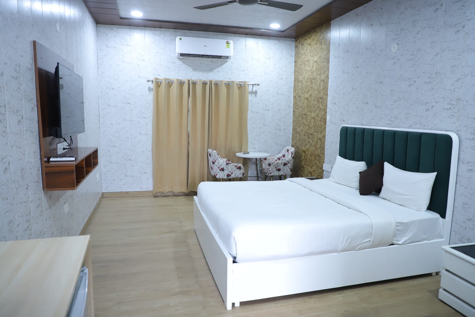 Vishalgarh Farms Gurugram luxury room cottage stay with garden view